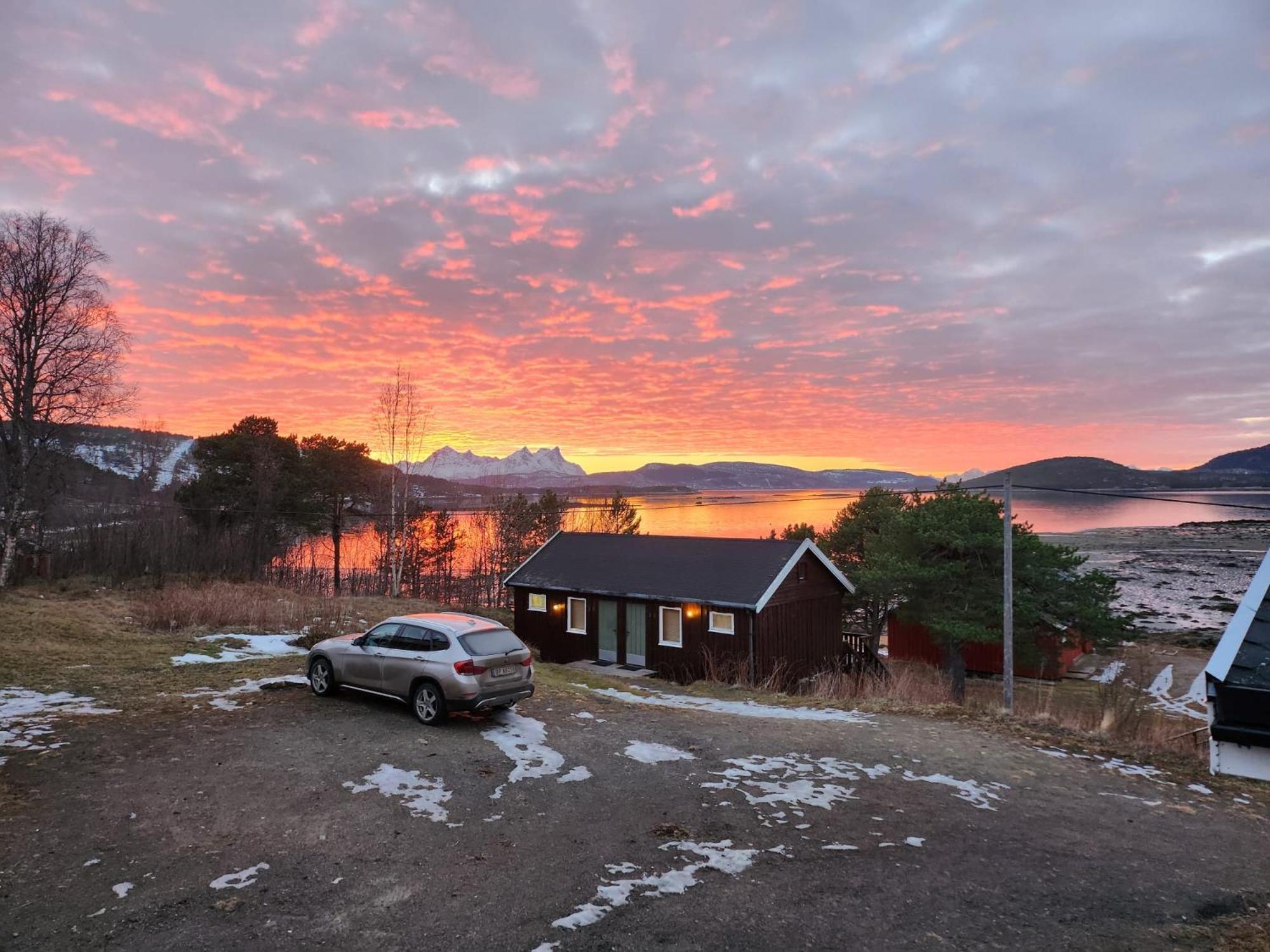 Ulvsvag Gjestgiveri Og Fjordcamping As Exterior photo