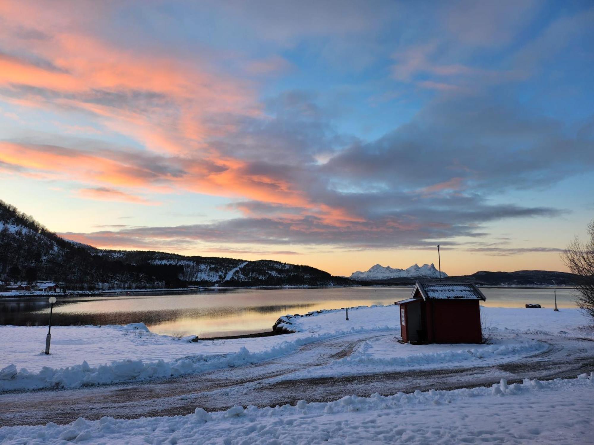 Ulvsvag Gjestgiveri Og Fjordcamping As Exterior photo